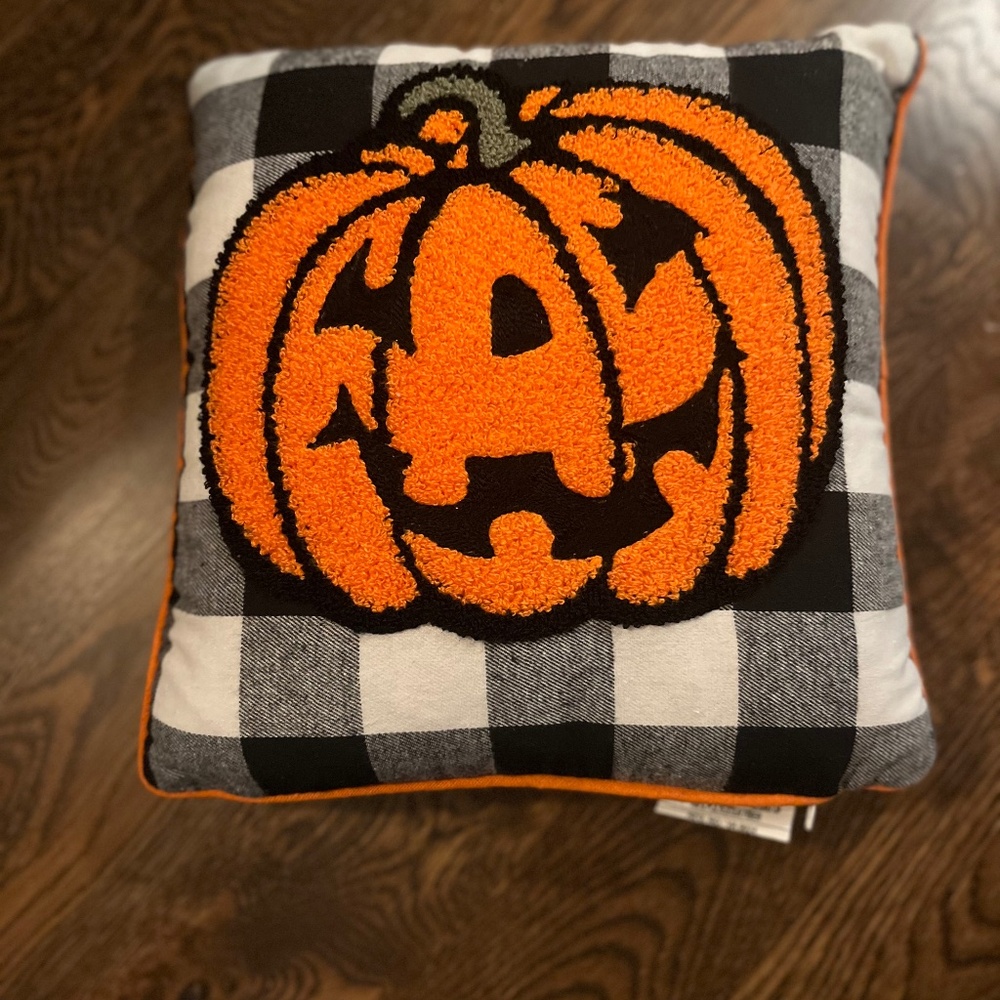 Halloween jack-o-lantern decorative pillow